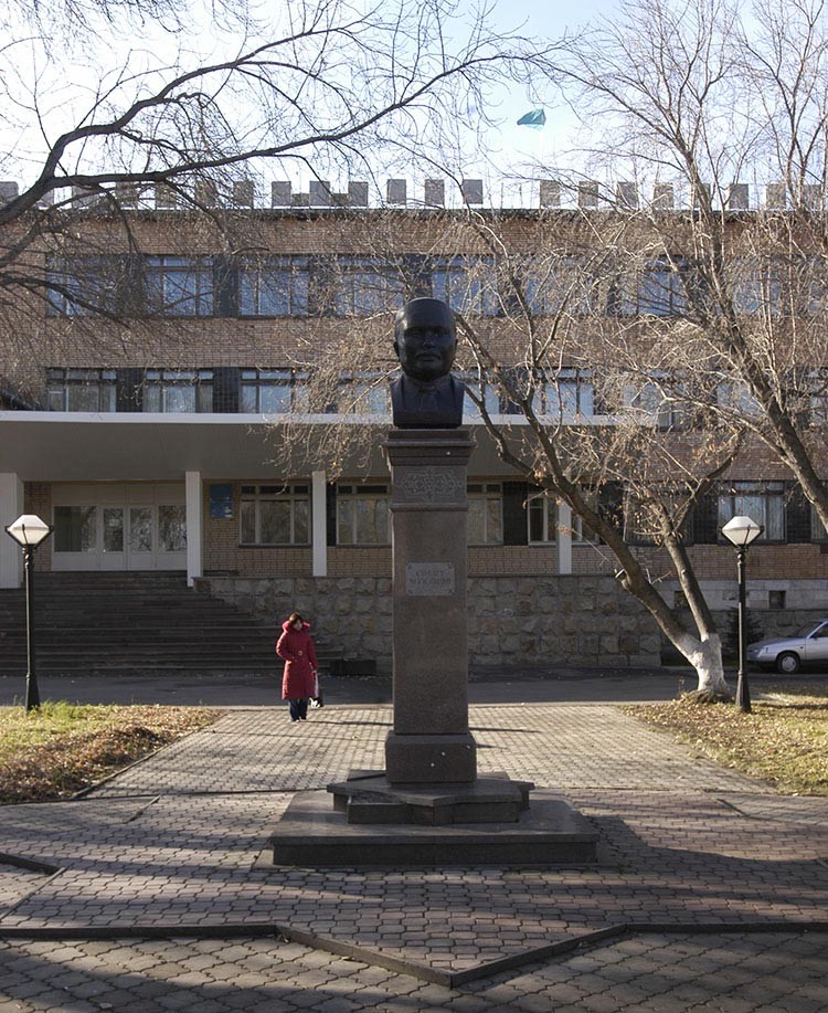 Бюст Сабита Муканова